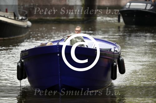 Amsterdam 13 mei 2017 
Prins Berenhard jr aan het varen in zijn waterdream sloep (boot) met zijn dochter Isabella en haar vriendinnen op de grachten van Amsterdam. Tijdens het varen regent het behoorlijk.