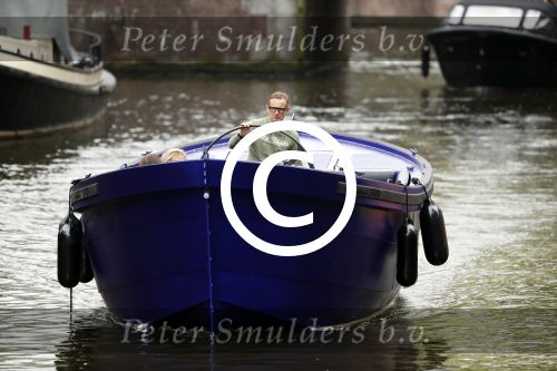Amsterdam 13 mei 2017 
Prins Berenhard jr aan het varen in zijn waterdream sloep (boot) met zijn dochter Isabella en haar vriendinnen op de grachten van Amsterdam. Tijdens het varen regent het behoorlijk.