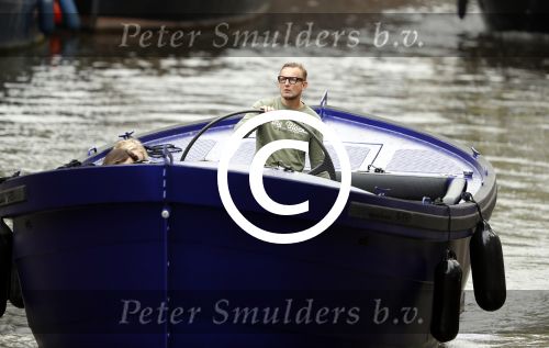 Amsterdam 13 mei 2017 
Prins Berenhard jr aan het varen in zijn waterdream sloep (boot) met zijn dochter Isabella en haar vriendinnen op de grachten van Amsterdam. Tijdens het varen regent het behoorlijk.