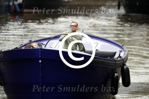 Amsterdam 13 mei 2017 
Prins Berenhard jr aan het varen in zijn waterdream sloep (boot) met zijn dochter Isabella en haar vriendinnen op de grachten van Amsterdam. Tijdens het varen regent het behoorlijk.