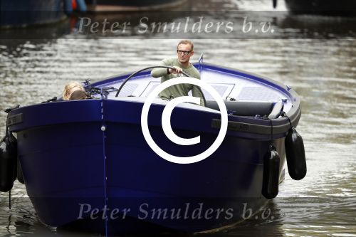 Amsterdam 13 mei 2017 
Prins Berenhard jr aan het varen in zijn waterdream sloep (boot) met zijn dochter Isabella en haar vriendinnen op de grachten van Amsterdam. Tijdens het varen regent het behoorlijk.