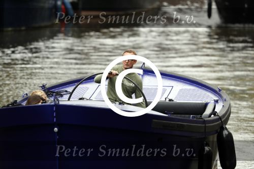 Amsterdam 13 mei 2017 
Prins Berenhard jr aan het varen in zijn waterdream sloep (boot) met zijn dochter Isabella en haar vriendinnen op de grachten van Amsterdam. Tijdens het varen regent het behoorlijk.