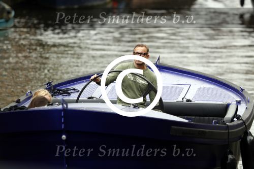 Amsterdam 13 mei 2017 
Prins Berenhard jr aan het varen in zijn waterdream sloep (boot) met zijn dochter Isabella en haar vriendinnen op de grachten van Amsterdam. Tijdens het varen regent het behoorlijk.