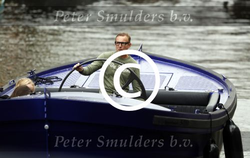 Amsterdam 13 mei 2017 
Prins Berenhard jr aan het varen in zijn waterdream sloep (boot) met zijn dochter Isabella en haar vriendinnen op de grachten van Amsterdam. Tijdens het varen regent het behoorlijk.