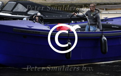 Amsterdam 13 mei 2017 
Prins Berenhard jr aan het varen in zijn waterdream sloep (boot) met zijn dochter Isabella en haar vriendinnen op de grachten van Amsterdam. Tijdens het varen regent het behoorlijk.
