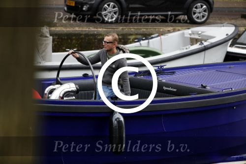 Amsterdam 13 mei 2017 
Prins Berenhard jr aan het varen in zijn waterdream sloep (boot) met zijn dochter Isabella en haar vriendinnen op de grachten van Amsterdam. Tijdens het varen regent het behoorlijk.
