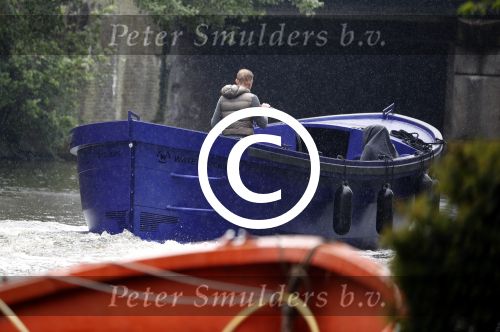 Amsterdam 13 mei 2017 
Prins Berenhard jr aan het varen in zijn waterdream sloep (boot) met zijn dochter Isabella en haar vriendinnen op de grachten van Amsterdam. Tijdens het varen regent het behoorlijk.