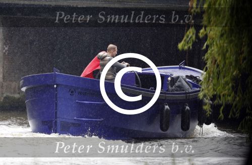Amsterdam 13 mei 2017 
Prins Berenhard jr aan het varen in zijn waterdream sloep (boot) met zijn dochter Isabella en haar vriendinnen op de grachten van Amsterdam. Tijdens het varen regent het behoorlijk.