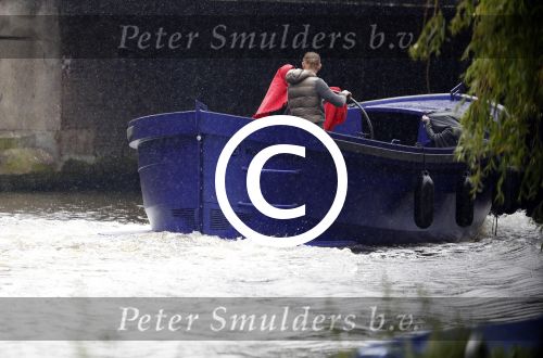 Amsterdam 13 mei 2017 
Prins Berenhard jr aan het varen in zijn waterdream sloep (boot) met zijn dochter Isabella en haar vriendinnen op de grachten van Amsterdam. Tijdens het varen regent het behoorlijk.