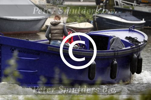 Amsterdam 13 mei 2017 
Prins Berenhard jr aan het varen in zijn waterdream sloep (boot) met zijn dochter Isabella en haar vriendinnen op de grachten van Amsterdam. Tijdens het varen regent het behoorlijk.