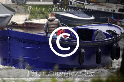 Amsterdam 13 mei 2017 
Prins Berenhard jr aan het varen in zijn waterdream sloep (boot) met zijn dochter Isabella en haar vriendinnen op de grachten van Amsterdam. Tijdens het varen regent het behoorlijk.