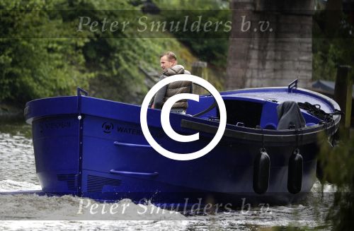 Amsterdam 13 mei 2017 
Prins Berenhard jr aan het varen in zijn waterdream sloep (boot) met zijn dochter Isabella en haar vriendinnen op de grachten van Amsterdam. Tijdens het varen regent het behoorlijk.