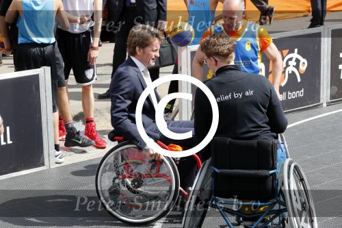 Tilburg 27 april 2017
Koningsdag in tilburg. Aanwezige leden van de koninklijke familie zijn, Koning Willem Alexander Koningin Maxima Prinses Amalia Ariane Alexia, Prins Constantijn prinses Laurentien Prins Maurits Prinses Marilene Prins Bernhard jr Prinses Annette Prins Floris Prinses Aimee Prins Pieter Christiaan en Prinses Anita. Guus Meeuwis en Gers Pardoel zingen ze toe.