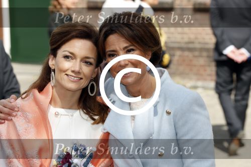 Tilburg 27 april 2017
Koningsdag in tilburg. Aanwezige leden van de koninklijke familie zijn, Koning Willem Alexander Koningin Maxima Prinses Amalia Ariane Alexia, Prins Constantijn prinses Laurentien Prins Maurits Prinses Marilene Prins Bernhard jr Prinses Annette Prins Floris Prinses Aimee Prins Pieter Christiaan en Prinses Anita. Guus Meeuwis en Gers Pardoel zingen ze toe.