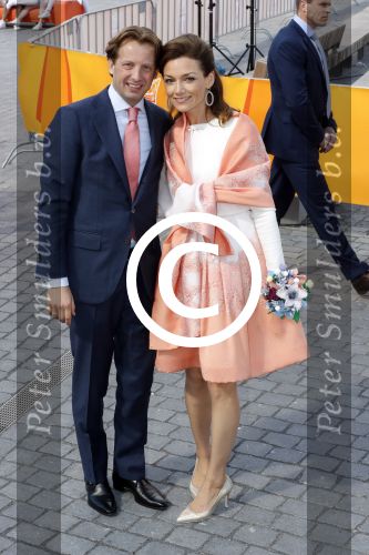Tilburg 27 april 2017
Koningsdag in tilburg. Aanwezige leden van de koninklijke familie zijn, Koning Willem Alexander Koningin Maxima Prinses Amalia Ariane Alexia, Prins Constantijn prinses Laurentien Prins Maurits Prinses Marilene Prins Bernhard jr Prinses Annette Prins Floris Prinses Aimee Prins Pieter Christiaan en Prinses Anita. Guus Meeuwis en Gers Pardoel zingen ze toe.