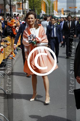 Tilburg 27 april 2017
Koningsdag in tilburg. Aanwezige leden van de koninklijke familie zijn, Koning Willem Alexander Koningin Maxima Prinses Amalia Ariane Alexia, Prins Constantijn prinses Laurentien Prins Maurits Prinses Marilene Prins Bernhard jr Prinses Annette Prins Floris Prinses Aimee Prins Pieter Christiaan en Prinses Anita. Guus Meeuwis en Gers Pardoel zingen ze toe.
