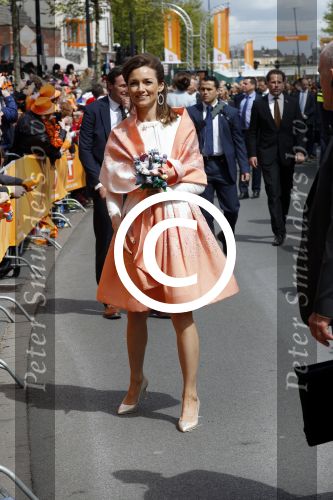 Tilburg 27 april 2017
Koningsdag in tilburg. Aanwezige leden van de koninklijke familie zijn, Koning Willem Alexander Koningin Maxima Prinses Amalia Ariane Alexia, Prins Constantijn prinses Laurentien Prins Maurits Prinses Marilene Prins Bernhard jr Prinses Annette Prins Floris Prinses Aimee Prins Pieter Christiaan en Prinses Anita. Guus Meeuwis en Gers Pardoel zingen ze toe.