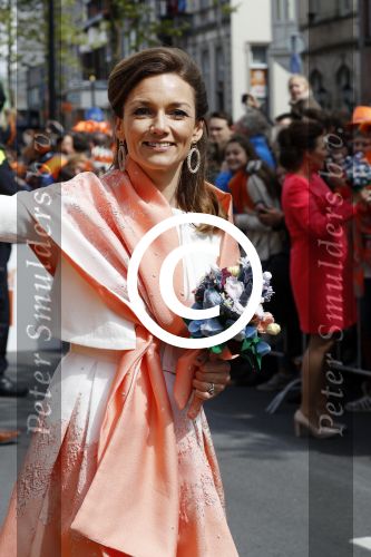 Tilburg 27 april 2017
Koningsdag in tilburg. Aanwezige leden van de koninklijke familie zijn, Koning Willem Alexander Koningin Maxima Prinses Amalia Ariane Alexia, Prins Constantijn prinses Laurentien Prins Maurits Prinses Marilene Prins Bernhard jr Prinses Annette Prins Floris Prinses Aimee Prins Pieter Christiaan en Prinses Anita. Guus Meeuwis en Gers Pardoel zingen ze toe.