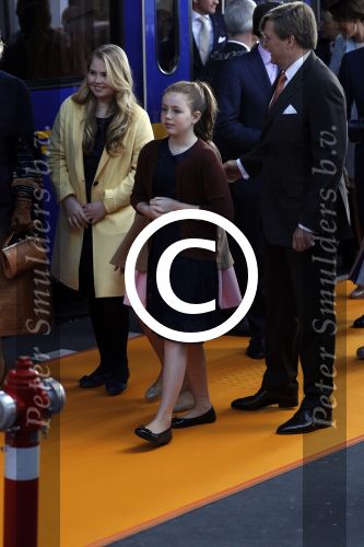 Tilburg 27 april 2017
Koningsdag in tilburg. Aanwezige leden van de koninklijke familie zijn, Koning Willem Alexander Koningin Maxima Prinses Amalia Ariane Alexia, Prins Constantijn prinses Laurentien Prins Maurits Prinses Marilene Prins Bernhard jr Prinses Annette Prins Floris Prinses Aimee Prins Pieter Christiaan en Prinses Anita. Guus Meeuwis en Gers Pardoel zingen ze toe.