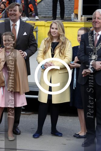 Tilburg 27 april 2017
Koningsdag in tilburg. Aanwezige leden van de koninklijke familie zijn, Koning Willem Alexander Koningin Maxima Prinses Amalia Ariane Alexia, Prins Constantijn prinses Laurentien Prins Maurits Prinses Marilene Prins Bernhard jr Prinses Annette Prins Floris Prinses Aimee Prins Pieter Christiaan en Prinses Anita. Guus Meeuwis en Gers Pardoel zingen ze toe.