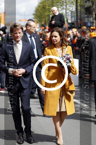 Tilburg 27 april 2017
Koningsdag in tilburg. Aanwezige leden van de koninklijke familie zijn, Koning Willem Alexander Koningin Maxima Prinses Amalia Ariane Alexia, Prins Constantijn prinses Laurentien Prins Maurits Prinses Marilene Prins Bernhard jr Prinses Annette Prins Floris Prinses Aimee Prins Pieter Christiaan en Prinses Anita. Guus Meeuwis en Gers Pardoel zingen ze toe.