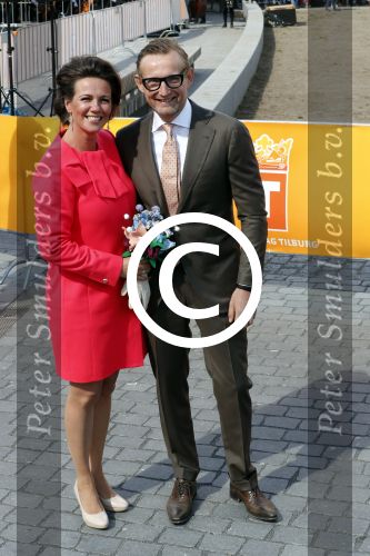 Tilburg 27 april 2017
Koningsdag in tilburg. Aanwezige leden van de koninklijke familie zijn, Koning Willem Alexander Koningin Maxima Prinses Amalia Ariane Alexia, Prins Constantijn prinses Laurentien Prins Maurits Prinses Marilene Prins Bernhard jr Prinses Annette Prins Floris Prinses Aimee Prins Pieter Christiaan en Prinses Anita. Guus Meeuwis en Gers Pardoel zingen ze toe.