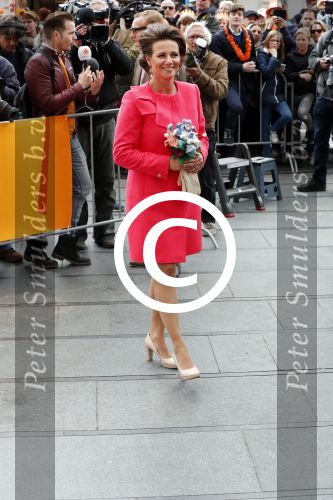 Tilburg 27 april 2017
Koningsdag in tilburg. Aanwezige leden van de koninklijke familie zijn, Koning Willem Alexander Koningin Maxima Prinses Amalia Ariane Alexia, Prins Constantijn prinses Laurentien Prins Maurits Prinses Marilene Prins Bernhard jr Prinses Annette Prins Floris Prinses Aimee Prins Pieter Christiaan en Prinses Anita. Guus Meeuwis en Gers Pardoel zingen ze toe.