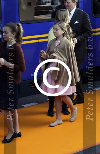 Tilburg 27 april 2017
Koningsdag in tilburg. Aanwezige leden van de koninklijke familie zijn, Koning Willem Alexander Koningin Maxima Prinses Amalia Ariane Alexia, Prins Constantijn prinses Laurentien Prins Maurits Prinses Marilene Prins Bernhard jr Prinses Annette Prins Floris Prinses Aimee Prins Pieter Christiaan en Prinses Anita. Guus Meeuwis en Gers Pardoel zingen ze toe.