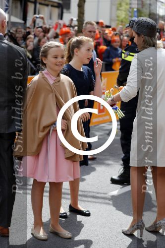 Tilburg 27 april 2017
Koningsdag in tilburg. Aanwezige leden van de koninklijke familie zijn, Koning Willem Alexander Koningin Maxima Prinses Amalia Ariane Alexia, Prins Constantijn prinses Laurentien Prins Maurits Prinses Marilene Prins Bernhard jr Prinses Annette Prins Floris Prinses Aimee Prins Pieter Christiaan en Prinses Anita. Guus Meeuwis en Gers Pardoel zingen ze toe.