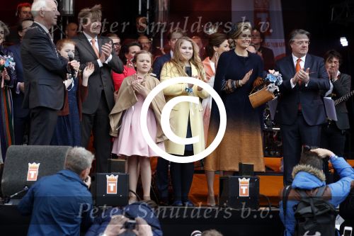 Tilburg 27 april 2017
Koningsdag in tilburg. Aanwezige leden van de koninklijke familie zijn, Koning Willem Alexander Koningin Maxima Prinses Amalia Ariane Alexia, Prins Constantijn prinses Laurentien Prins Maurits Prinses Marilene Prins Bernhard jr Prinses Annette Prins Floris Prinses Aimee Prins Pieter Christiaan en Prinses Anita. Guus Meeuwis en Gers Pardoel zingen ze toe.