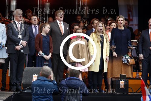 Tilburg 27 april 2017
Koningsdag in tilburg. Aanwezige leden van de koninklijke familie zijn, Koning Willem Alexander Koningin Maxima Prinses Amalia Ariane Alexia, Prins Constantijn prinses Laurentien Prins Maurits Prinses Marilene Prins Bernhard jr Prinses Annette Prins Floris Prinses Aimee Prins Pieter Christiaan en Prinses Anita. Guus Meeuwis en Gers Pardoel zingen ze toe.