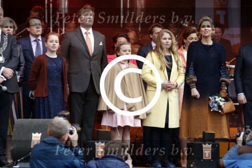 Tilburg 27 april 2017
Koningsdag in tilburg. Aanwezige leden van de koninklijke familie zijn, Koning Willem Alexander Koningin Maxima Prinses Amalia Ariane Alexia, Prins Constantijn prinses Laurentien Prins Maurits Prinses Marilene Prins Bernhard jr Prinses Annette Prins Floris Prinses Aimee Prins Pieter Christiaan en Prinses Anita. Guus Meeuwis en Gers Pardoel zingen ze toe.