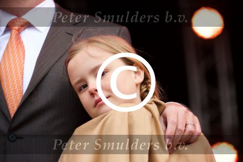 Tilburg 27 april 2017
Koningsdag in tilburg. Aanwezige leden van de koninklijke familie zijn, Koning Willem Alexander Koningin Maxima Prinses Amalia Ariane Alexia, Prins Constantijn prinses Laurentien Prins Maurits Prinses Marilene Prins Bernhard jr Prinses Annette Prins Floris Prinses Aimee Prins Pieter Christiaan en Prinses Anita. Guus Meeuwis en Gers Pardoel zingen ze toe.