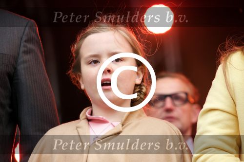 Tilburg 27 april 2017
Koningsdag in tilburg. Aanwezige leden van de koninklijke familie zijn, Koning Willem Alexander Koningin Maxima Prinses Amalia Ariane Alexia, Prins Constantijn prinses Laurentien Prins Maurits Prinses Marilene Prins Bernhard jr Prinses Annette Prins Floris Prinses Aimee Prins Pieter Christiaan en Prinses Anita. Guus Meeuwis en Gers Pardoel zingen ze toe.