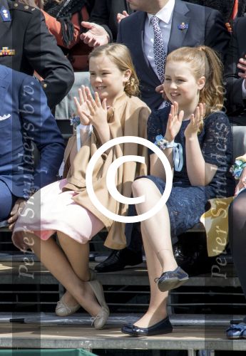Tilburg 27 april 2017
Koningsdag in tilburg. Aanwezige leden van de koninklijke familie zijn, Koning Willem Alexander Koningin Maxima Prinses Amalia Ariane Alexia, Prins Constantijn prinses Laurentien Prins Maurits Prinses Marilene Prins Bernhard jr Prinses Annette Prins Floris Prinses Aimee Prins Pieter Christiaan en Prinses Anita. Guus Meeuwis en Gers Pardoel zingen ze toe.