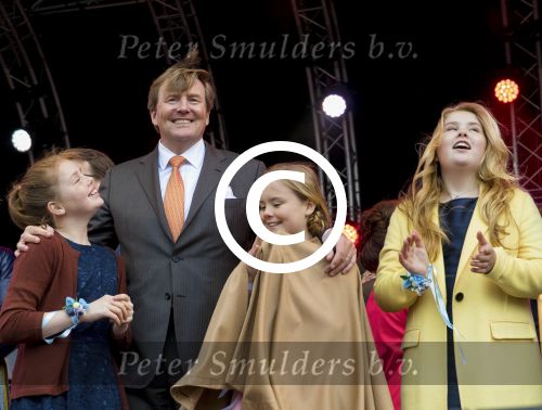 Tilburg 27 april 2017
Koningsdag in tilburg. Aanwezige leden van de koninklijke familie zijn, Koning Willem Alexander Koningin Maxima Prinses Amalia Ariane Alexia, Prins Constantijn prinses Laurentien Prins Maurits Prinses Marilene Prins Bernhard jr Prinses Annette Prins Floris Prinses Aimee Prins Pieter Christiaan en Prinses Anita. Guus Meeuwis en Gers Pardoel zingen ze toe.