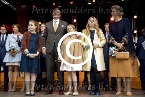 Tilburg 27 april 2017
Koningsdag in tilburg. Aanwezige leden van de koninklijke familie zijn, Koning Willem Alexander Koningin Maxima Prinses Amalia Ariane Alexia, Prins Constantijn prinses Laurentien Prins Maurits Prinses Marilene Prins Bernhard jr Prinses Annette Prins Floris Prinses Aimee Prins Pieter Christiaan en Prinses Anita. Guus Meeuwis en Gers Pardoel zingen ze toe.