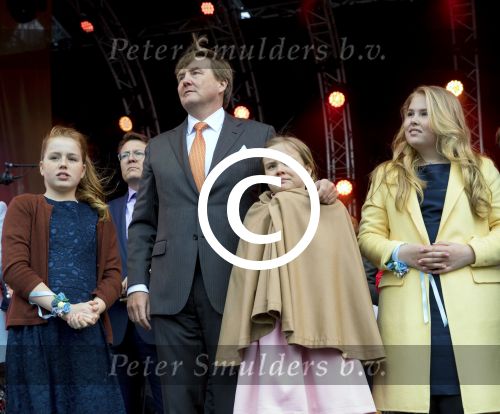Tilburg 27 april 2017
Koningsdag in tilburg. Aanwezige leden van de koninklijke familie zijn, Koning Willem Alexander Koningin Maxima Prinses Amalia Ariane Alexia, Prins Constantijn prinses Laurentien Prins Maurits Prinses Marilene Prins Bernhard jr Prinses Annette Prins Floris Prinses Aimee Prins Pieter Christiaan en Prinses Anita. Guus Meeuwis en Gers Pardoel zingen ze toe.