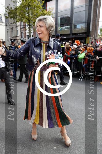 Tilburg 27 april 2017
Koningsdag in tilburg. Aanwezige leden van de koninklijke familie zijn, Koning Willem Alexander Koningin Maxima Prinses Amalia Ariane Alexia, Prins Constantijn prinses Laurentien Prins Maurits Prinses Marilene Prins Bernhard jr Prinses Annette Prins Floris Prinses Aimee Prins Pieter Christiaan en Prinses Anita. Guus Meeuwis en Gers Pardoel zingen ze toe.