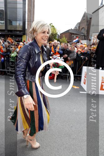 Tilburg 27 april 2017
Koningsdag in tilburg. Aanwezige leden van de koninklijke familie zijn, Koning Willem Alexander Koningin Maxima Prinses Amalia Ariane Alexia, Prins Constantijn prinses Laurentien Prins Maurits Prinses Marilene Prins Bernhard jr Prinses Annette Prins Floris Prinses Aimee Prins Pieter Christiaan en Prinses Anita. Guus Meeuwis en Gers Pardoel zingen ze toe.