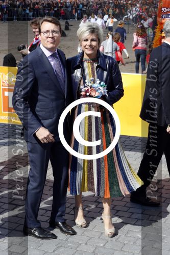 Tilburg 27 april 2017
Koningsdag in tilburg. Aanwezige leden van de koninklijke familie zijn, Koning Willem Alexander Koningin Maxima Prinses Amalia Ariane Alexia, Prins Constantijn prinses Laurentien Prins Maurits Prinses Marilene Prins Bernhard jr Prinses Annette Prins Floris Prinses Aimee Prins Pieter Christiaan en Prinses Anita. Guus Meeuwis en Gers Pardoel zingen ze toe.