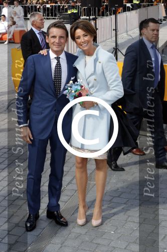 Tilburg 27 april 2017
Koningsdag in tilburg. Aanwezige leden van de koninklijke familie zijn, Koning Willem Alexander Koningin Maxima Prinses Amalia Ariane Alexia, Prins Constantijn prinses Laurentien Prins Maurits Prinses Marilene Prins Bernhard jr Prinses Annette Prins Floris Prinses Aimee Prins Pieter Christiaan en Prinses Anita. Guus Meeuwis en Gers Pardoel zingen ze toe.