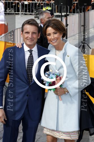 Tilburg 27 april 2017
Koningsdag in tilburg. Aanwezige leden van de koninklijke familie zijn, Koning Willem Alexander Koningin Maxima Prinses Amalia Ariane Alexia, Prins Constantijn prinses Laurentien Prins Maurits Prinses Marilene Prins Bernhard jr Prinses Annette Prins Floris Prinses Aimee Prins Pieter Christiaan en Prinses Anita. Guus Meeuwis en Gers Pardoel zingen ze toe.