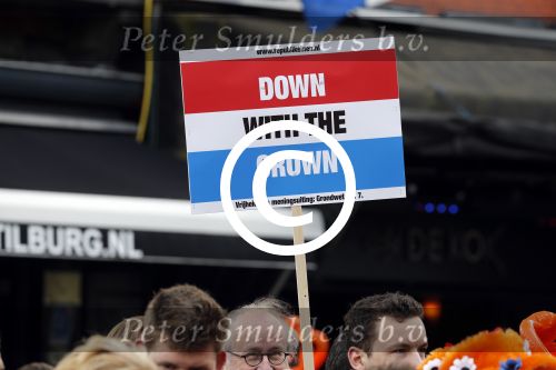 Tilburg 27 april 2017
Koningsdag in tilburg. Aanwezige leden van de koninklijke familie zijn, Koning Willem Alexander Koningin Maxima Prinses Amalia Ariane Alexia, Prins Constantijn prinses Laurentien Prins Maurits Prinses Marilene Prins Bernhard jr Prinses Annette Prins Floris Prinses Aimee Prins Pieter Christiaan en Prinses Anita. Guus Meeuwis en Gers Pardoel zingen ze toe. demonstratie tegen koninklijk huis en voor republiek
