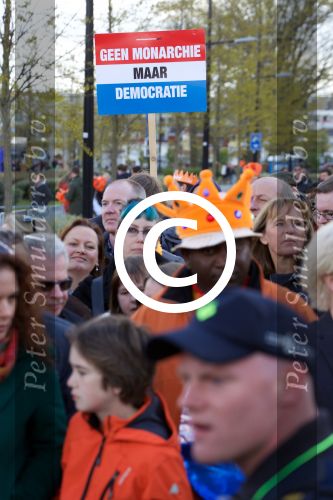 Tilburg 27 april 2017
Koningsdag in tilburg. Aanwezige leden van de koninklijke familie zijn, Koning Willem Alexander Koningin Maxima Prinses Amalia Ariane Alexia, Prins Constantijn prinses Laurentien Prins Maurits Prinses Marilene Prins Bernhard jr Prinses Annette Prins Floris Prinses Aimee Prins Pieter Christiaan en Prinses Anita. Guus Meeuwis en Gers Pardoel zingen ze toe. demonstratie tegen koninklijk huis en voor republiek