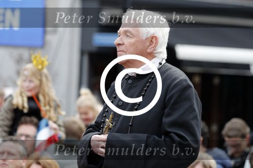 Tilburg 27 april 2017
Koningsdag in tilburg. Aanwezige leden van de koninklijke familie zijn, Koning Willem Alexander Koningin Maxima Prinses Amalia Ariane Alexia, Prins Constantijn prinses Laurentien Prins Maurits Prinses Marilene Prins Bernhard jr Prinses Annette Prins Floris Prinses Aimee Prins Pieter Christiaan en Prinses Anita. Guus Meeuwis en Gers Pardoel zingen ze toe.