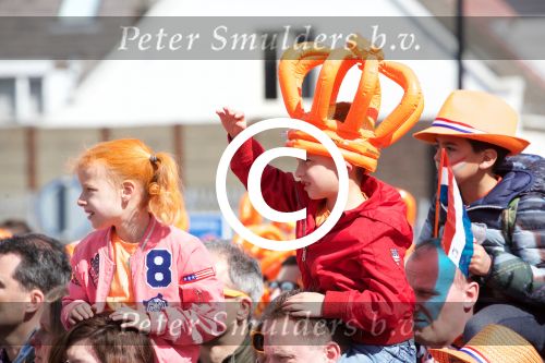 Tilburg 27 april 2017
Koningsdag in tilburg. Aanwezige leden van de koninklijke familie zijn, Koning Willem Alexander Koningin Maxima Prinses Amalia Ariane Alexia, Prins Constantijn prinses Laurentien Prins Maurits Prinses Marilene Prins Bernhard jr Prinses Annette Prins Floris Prinses Aimee Prins Pieter Christiaan en Prinses Anita. Guus Meeuwis en Gers Pardoel zingen ze toe.