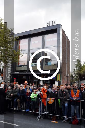 Tilburg 27 april 2017
Koningsdag in tilburg. Aanwezige leden van de koninklijke familie zijn, Koning Willem Alexander Koningin Maxima Prinses Amalia Ariane Alexia, Prins Constantijn prinses Laurentien Prins Maurits Prinses Marilene Prins Bernhard jr Prinses Annette Prins Floris Prinses Aimee Prins Pieter Christiaan en Prinses Anita. Guus Meeuwis en Gers Pardoel zingen ze toe.