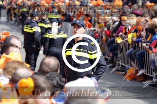 Tilburg 27 april 2017
Koningsdag in tilburg. Aanwezige leden van de koninklijke familie zijn, Koning Willem Alexander Koningin Maxima Prinses Amalia Ariane Alexia, Prins Constantijn prinses Laurentien Prins Maurits Prinses Marilene Prins Bernhard jr Prinses Annette Prins Floris Prinses Aimee Prins Pieter Christiaan en Prinses Anita. Guus Meeuwis en Gers Pardoel zingen ze toe.