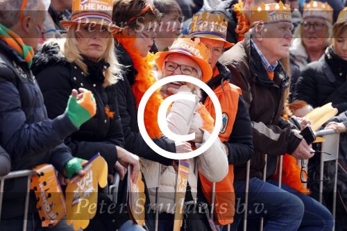 Tilburg 27 april 2017
Koningsdag in tilburg. Aanwezige leden van de koninklijke familie zijn, Koning Willem Alexander Koningin Maxima Prinses Amalia Ariane Alexia, Prins Constantijn prinses Laurentien Prins Maurits Prinses Marilene Prins Bernhard jr Prinses Annette Prins Floris Prinses Aimee Prins Pieter Christiaan en Prinses Anita. Guus Meeuwis en Gers Pardoel zingen ze toe.